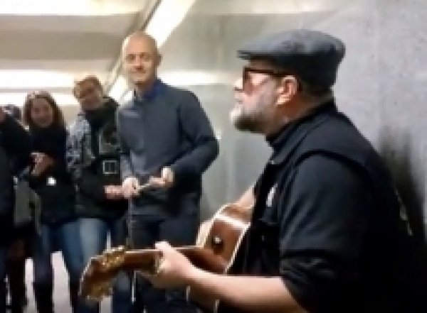 Борис Гребенщиков спел в переходе московского метро
