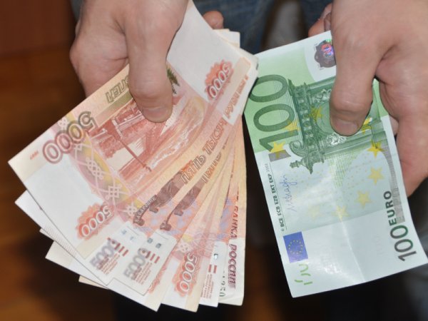Курс доллара на сегодня, 18 декабря 2015: официальный курс евро опустился ниже 77 рублей