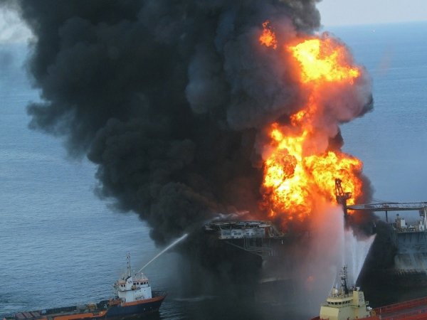 Пожар в Каспийском море на нефтяной платформе: 32 погибших