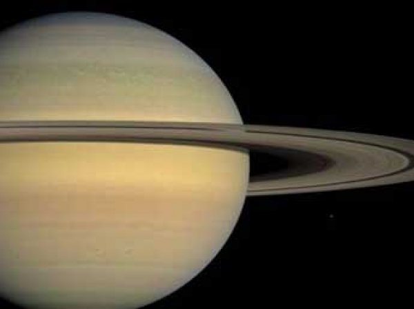 Зонд «Кассини» прислал фото спутника Сатурна в виде изящного полумесяца