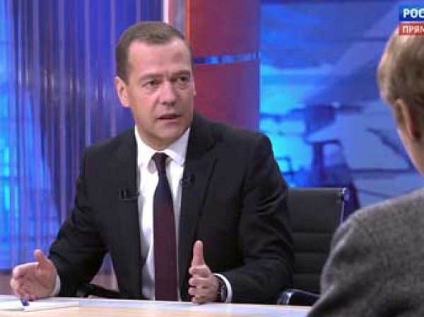 Медведев в интервью 9 декабря 2015 назвал власти Украины жуликами, а атаку на Су-24 — основанием для войны (видео)