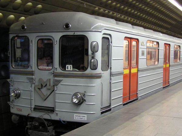 В Москве на станции метро "Пражская" в поезде заблокировало пассажиров