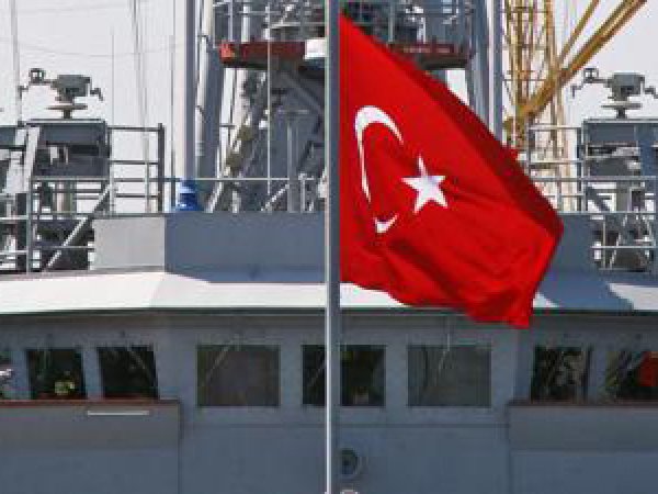 В Черном море турецкое судно пыталось преградить путь российскому каравану