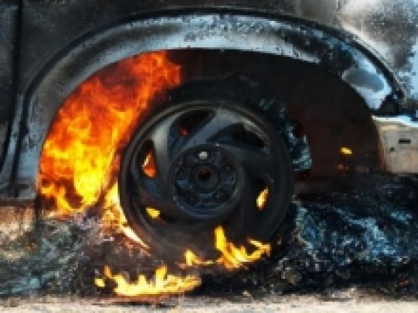 В Москве на Рублевке сгорели 9 дорогих иномарок