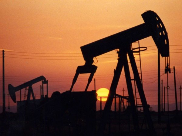 Цена на нефть упала ниже  за баррель впервые за шесть лет