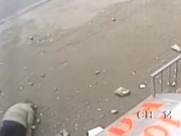 В Москве упал балкон: на месте погиб случайный прохожий (видео)
