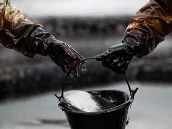 Стоимость барреля нефти обвалилась до уровня 2004 года