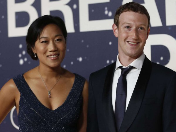 Цукерберг стал отцом и пообещал раздать акции Facebook на благотворительность