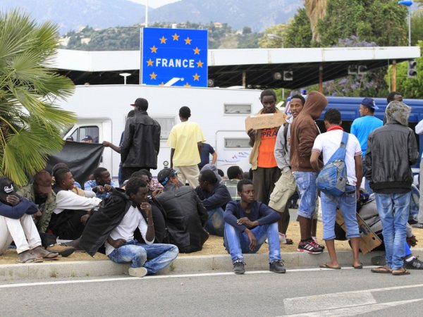 В автоцистерне с цементом во Франции нашли 19 мигрантов