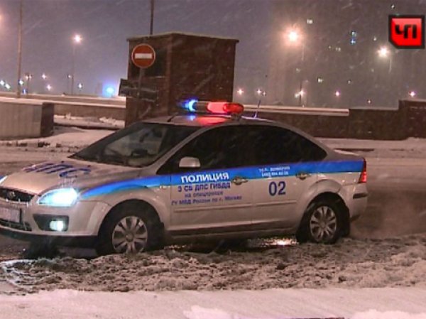 В Москве сбитый таксистом сотрудник ДПС упал с эстакады и погиб