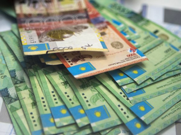 Курс тенге на сегодня, 8 января 2016: казахстанский тенге обвалился к доллару до исторического минимума