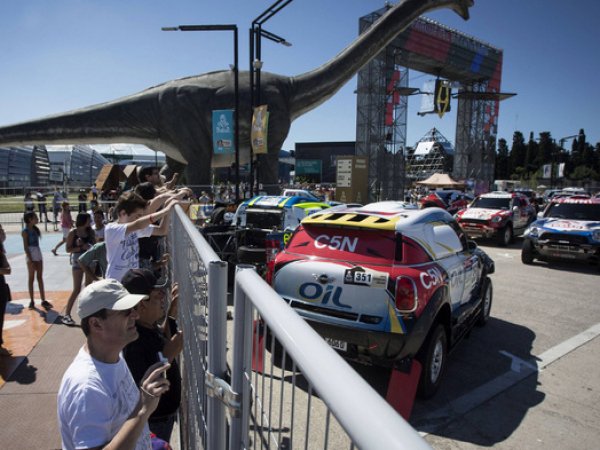 На открытии ралли "Дакар" в Аргентине автомобиль врезался в толпу зрителей