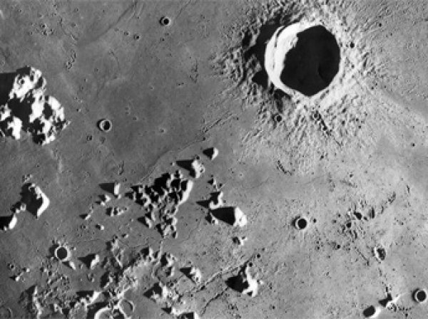 Уфологи разглядели следы инопланетян на Луне