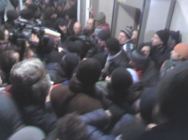 В Кишиневе у здания парламента проходит акция протеста: протестующие ворвались в здание