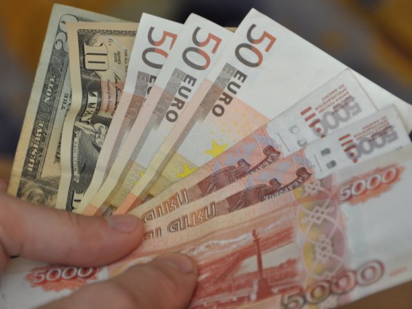 Курс доллара сегодня, 6 января 2016, подскочил до 74 рублей впервые с декабря 2014 года