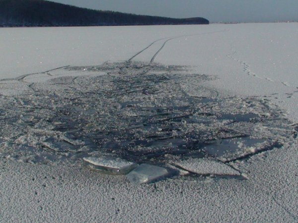 На Таймыре два геолога погибли, провалившись на тракторе под лед
