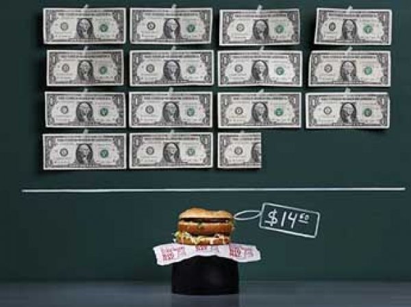 Создатели «индекса гамбургеров» назвали реальный курс рубля