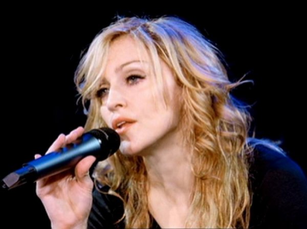 Мадонна упала лицом на сцену в память о Дэвиде Боуи