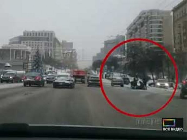 В центре Москвы таксист сбил инспектора ГИБДД