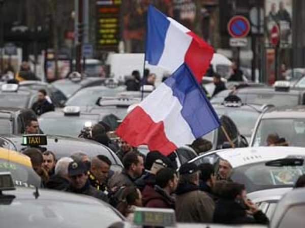 Во Франции забастовка таксистов вылилась в столкновения с полицией, есть раненые