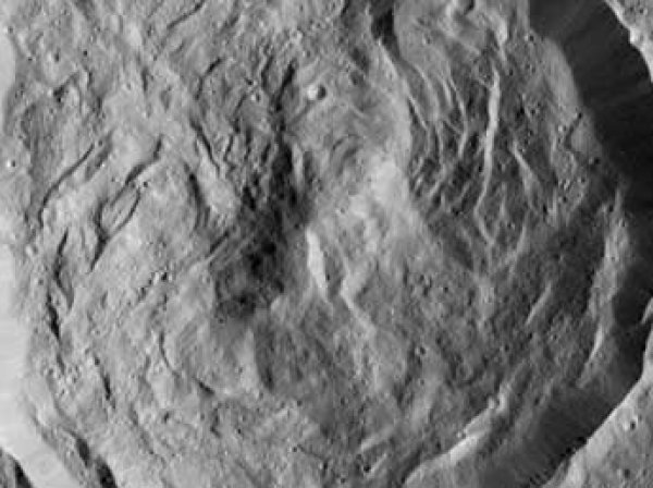 НАСА показало загадочные белые пятна на Церере