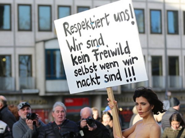 Швейцарская художница разделась в протест против насилия над женщинами