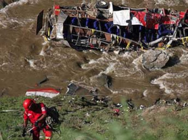 Автобус рухнул с обрыва в Перу: минимум 16 погибших