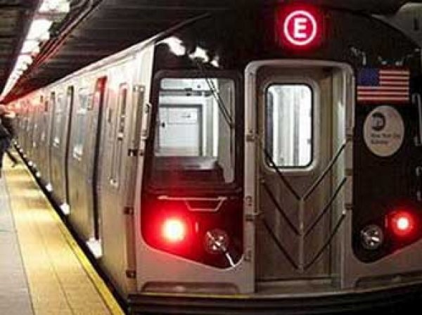 Пассажиров метро в Нью-Йорке терроризирует маньяк с мачете