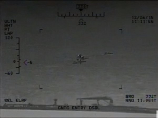 ВМС США обнародовали видео учений Ирана в опасной близости от американского авианосца