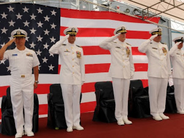 Офицер американского флота продавал секреты за подарки и услуги проституток