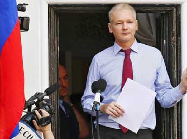 Основатель WikiLeaks Ассанж заявил, что готов сдаться полиции
