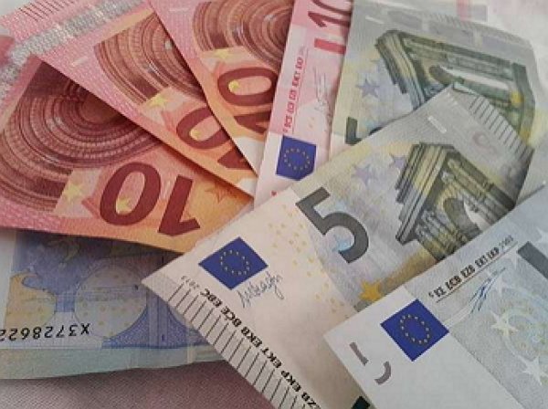 Евро поднялся выше 90 рублей на фоне обвала цен на нефть