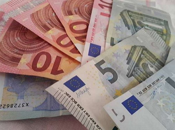 Евро поднялся выше 90 рублей на фоне обвала цен на нефть