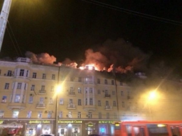 В центре Казани горит жилой дом: площадь пожара увеличилась почти в четыре раза