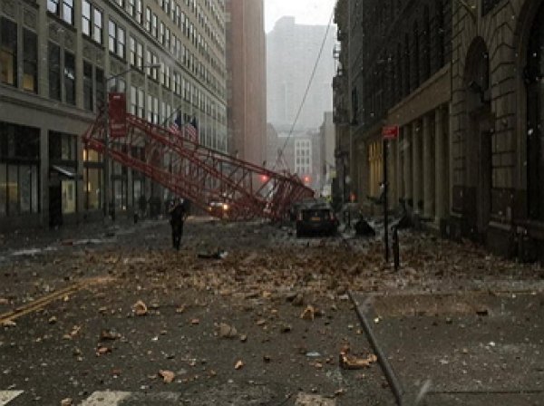 В центре Нью-Йорка рухнул огромный башенный кран