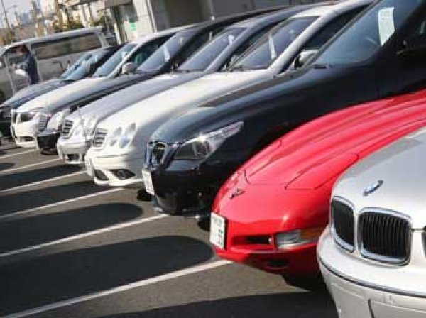 Продажи новых автомобилей в России упали почти на треть