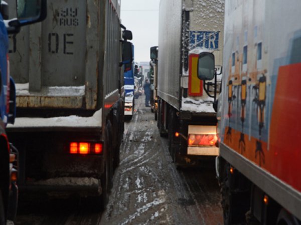 СМИ: правительство собирается заморозить сбор с грузовиков