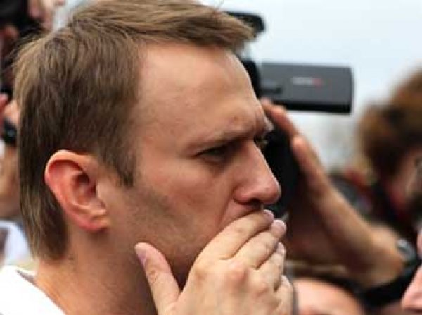 Навального закидали тортами прямо перед офисом его фонда