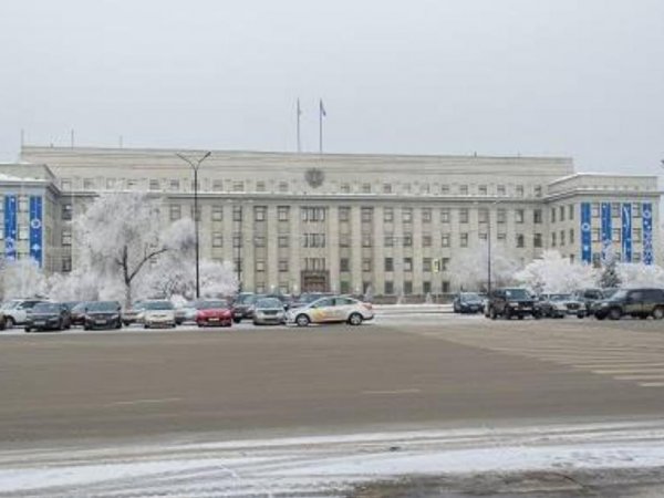 Фермер перебил окна в здании иркутского правительства замороженным навозом