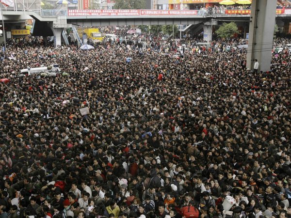 На вокзале Гуанчжоу скопилась толпа из 100 тысяч человек