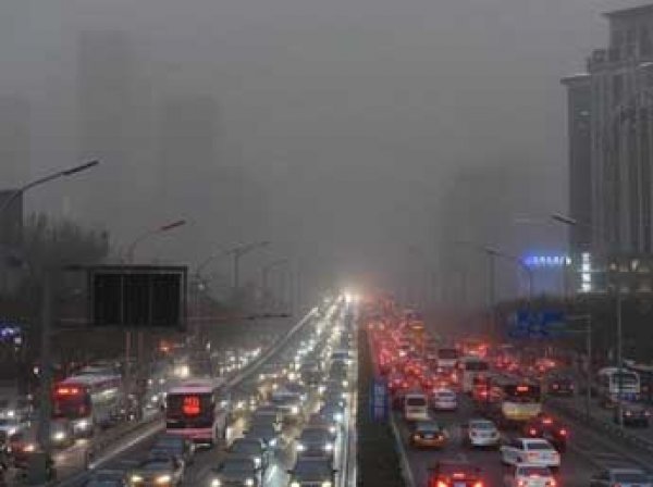 Столицу Китая из-за праздничных салютов окутал ядовитый смог