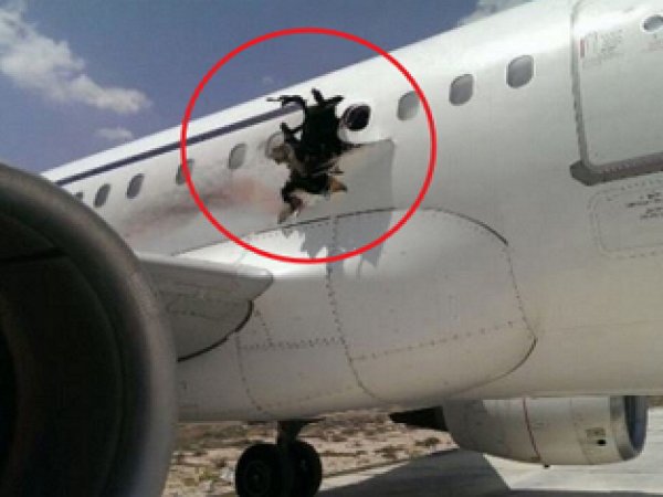В Сомали пассажир снял на видео полет в самолете после взрыва на борту
