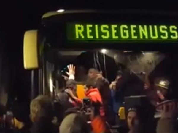 В Сети появилось ВИДЕО "флешмоба ненависти" - атаки разъяренных немцев на автобус с беженцами
