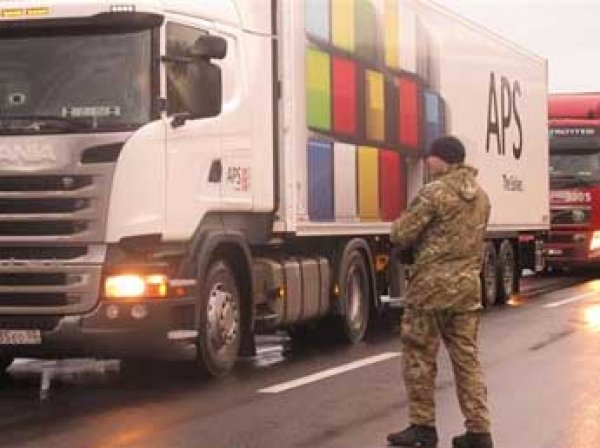 "Правый сектор" заблокировал проезд российским фурам в Закарпатье