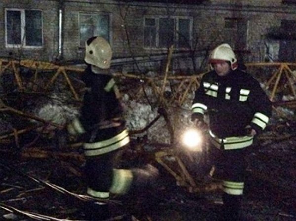 В Екатеринбурге башенный кран упал на жилой дом: есть жертвы