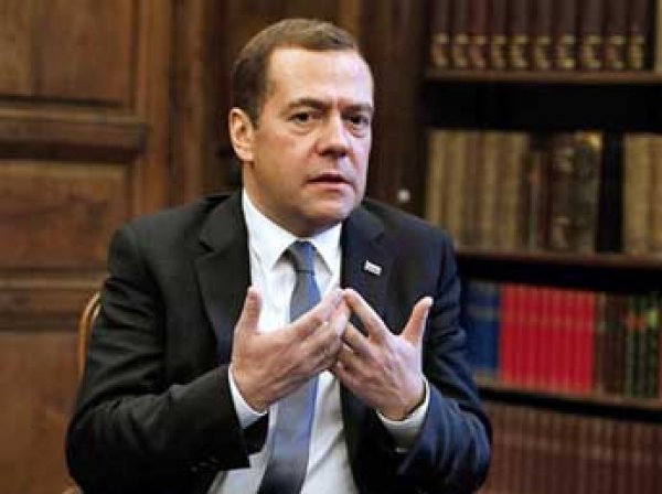 Медведев назвал бандитами националистов, блокировавших фуры из РФ на Украине