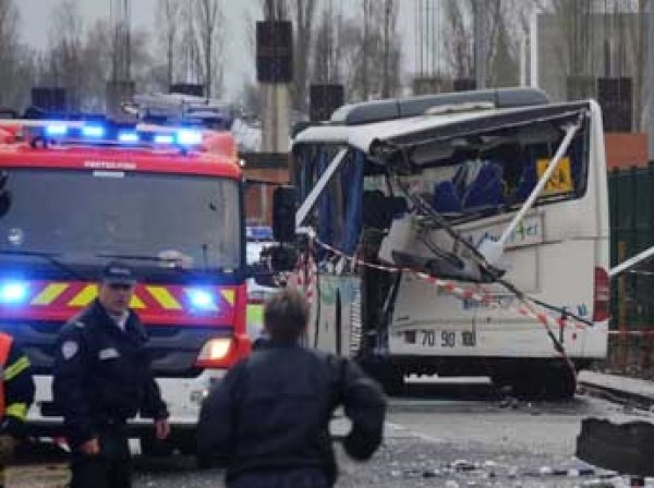 Во Франции школьный автобус протаранил грузовик: шестеро детей погибли