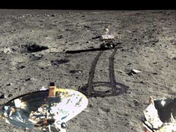Обнародованы первые цветные фото поверхности Луны