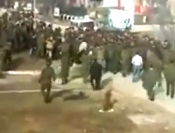В Сети опубликовано видео массовой драки в воинской части в Чечне из-за женщины-повара