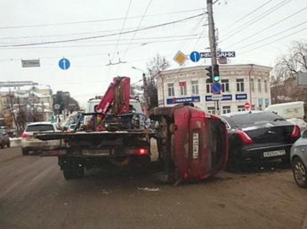 В Кирове Lada Kalina на ходу выпала из эвакуатора и раздавила Jaguar